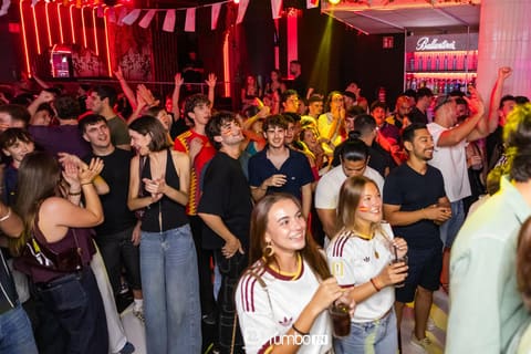 Luces y ambiente de discoteca en Rumbo 144, Blasco Ibáñez — foto 39