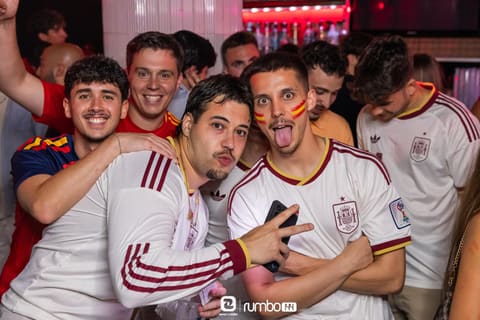 Amigos disfrutando la noche en Rumbo 144 — foto 55