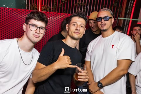 Amigos disfrutando la noche en Rumbo 144 — foto 67