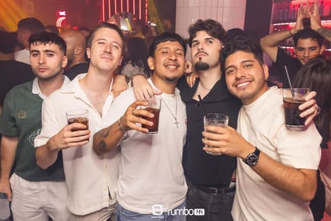 Escena de la sesión Viernes Noche R144 con luces de club — foto 92